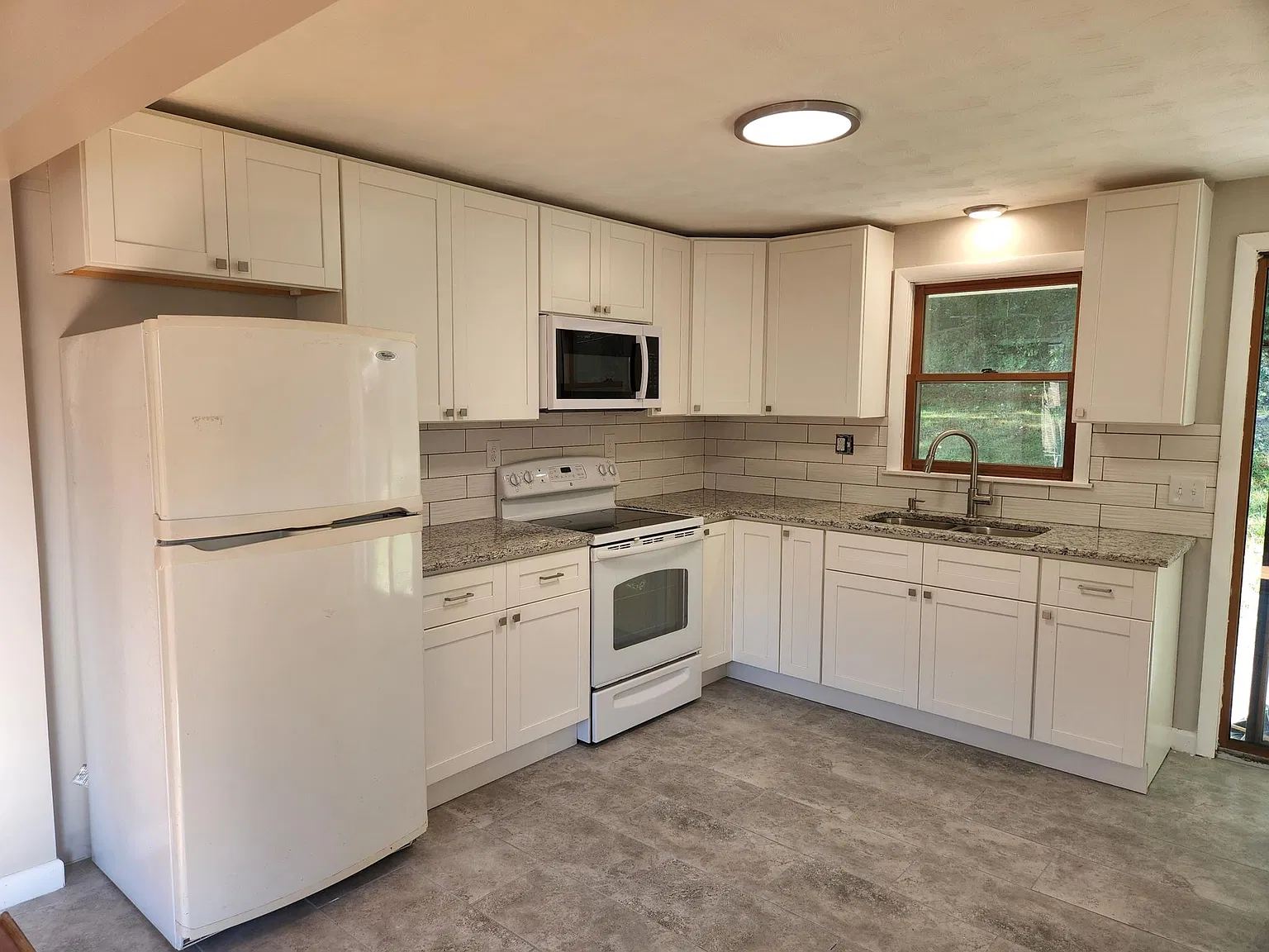 3 bed, 1000 sqft, $2,400 — Photo 1