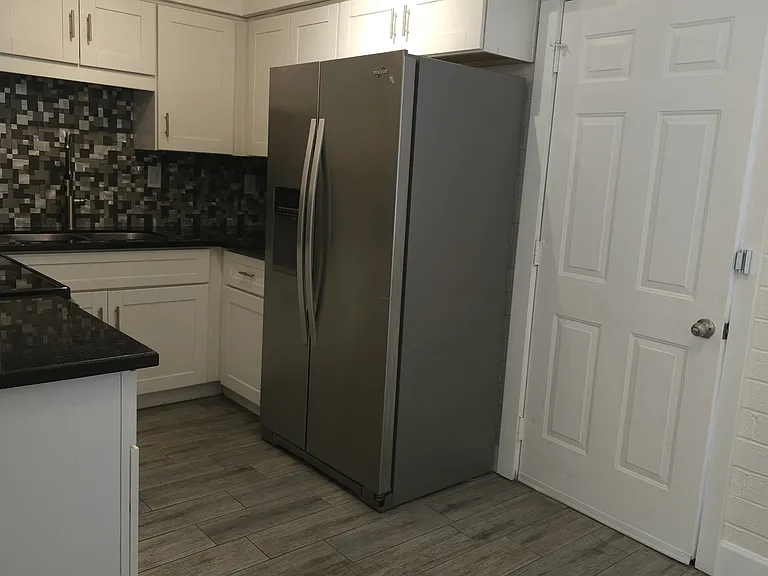 824 E Rose Ln #4 — Photo 4