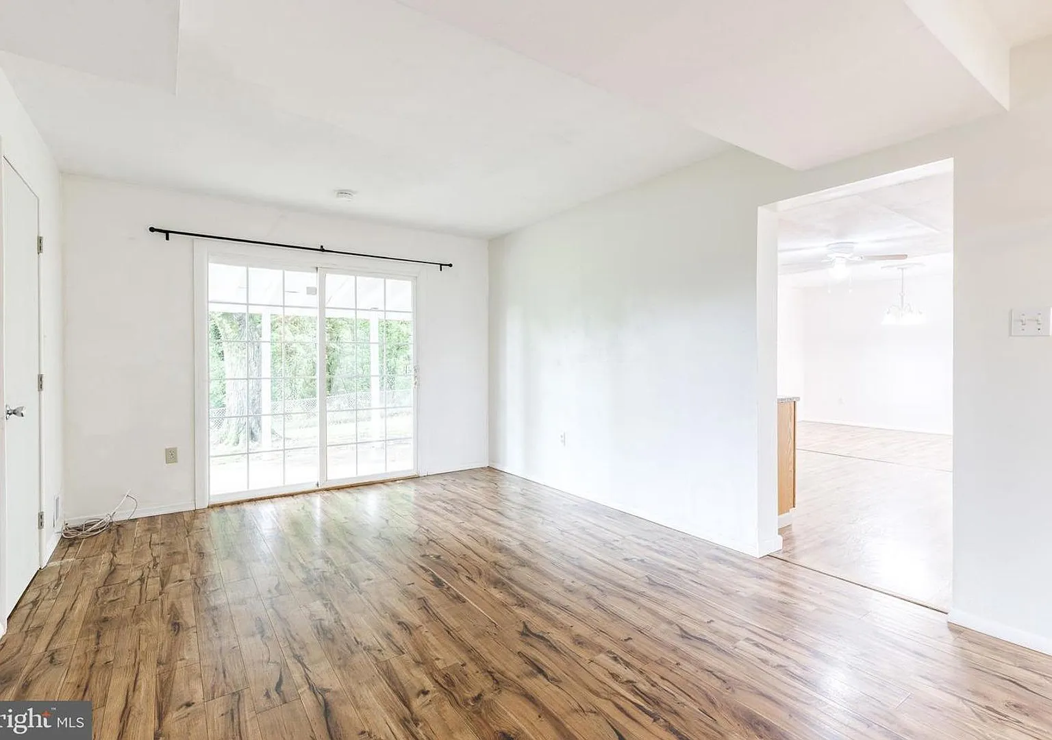 Welcome to this beautifully updated 5bd 2.5bth home! — Photo 4