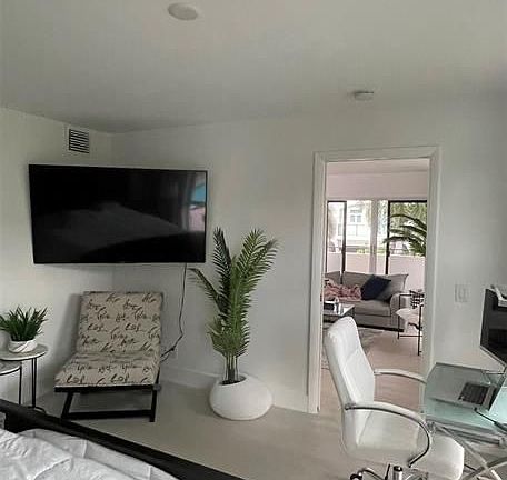 4th image of 76 Isle Of Venice Dr APT F