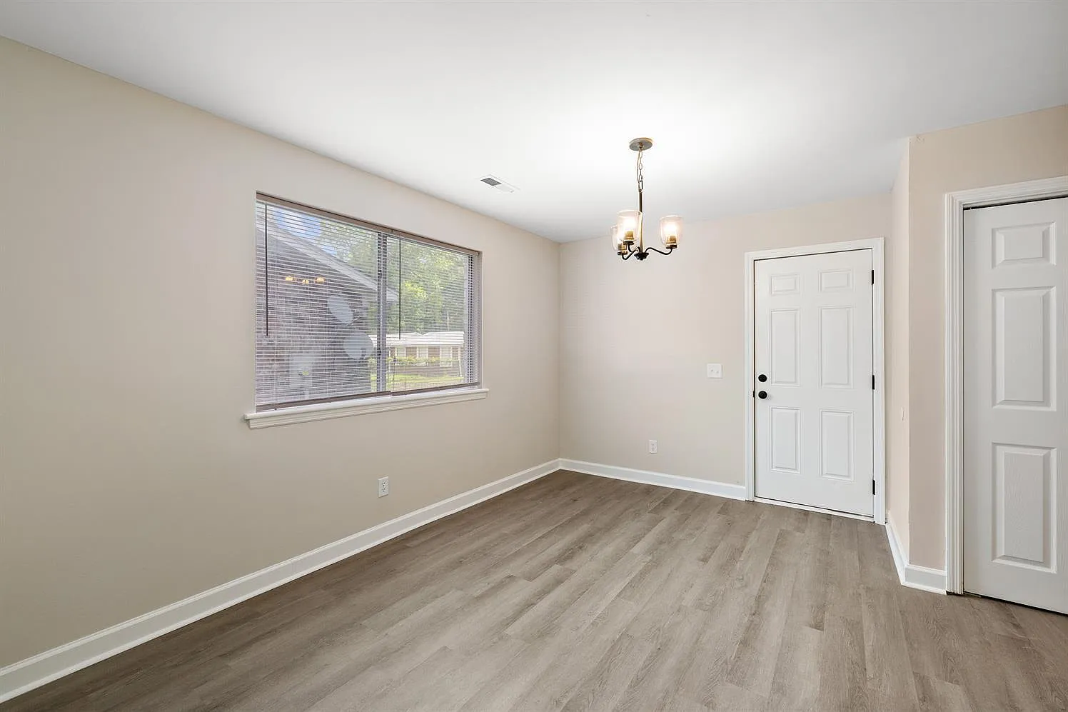 3 bed, 1.5 bath, 1015 sqft, $1,895 — Photo 4