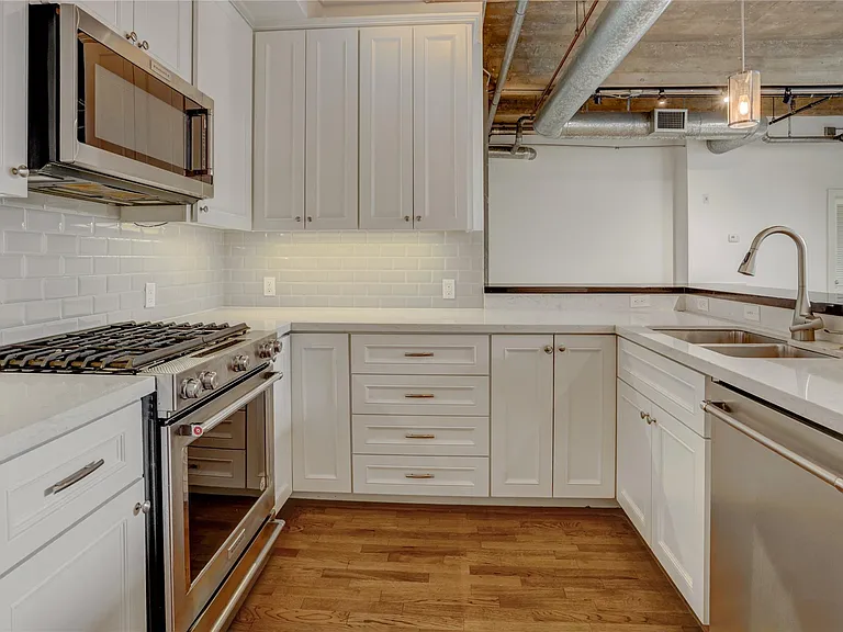 204 Travis St #4D — Photo 5