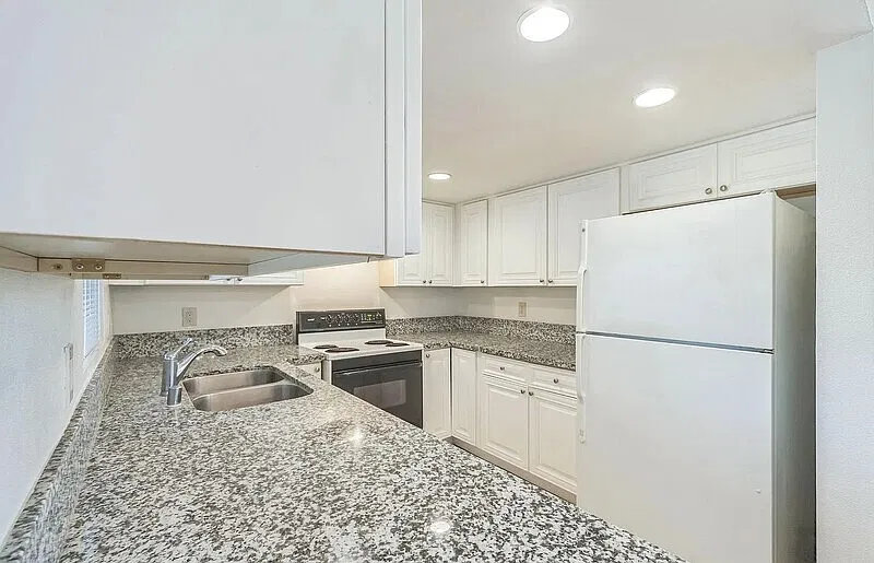2 bed, 2.0 bath, 979 sqft, $1,738 — Photo 3