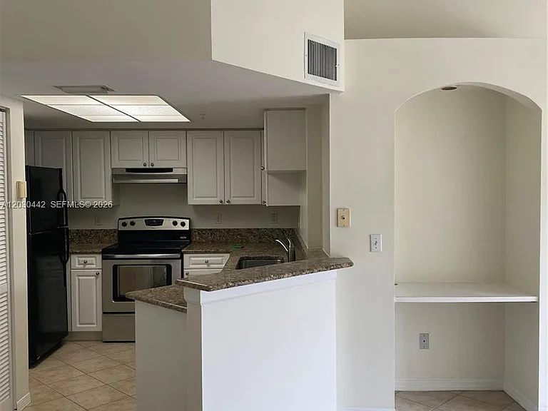 300 Crestwood Ct N #310 — Photo 4