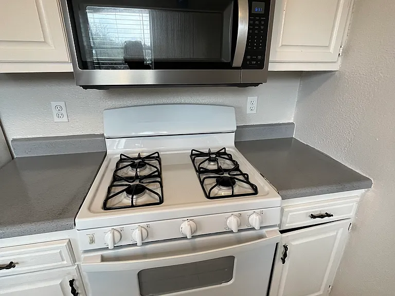 327 Sunrise Ave #8 — Photo 1