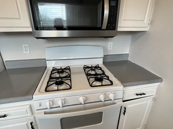 327 Sunrise Ave APT 8, Giddings, TX 78942