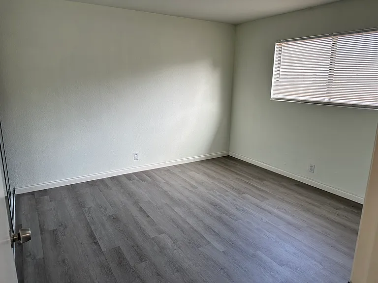 10933 Moorpark St #5 — Photo 1
