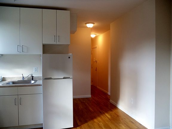 5th image of 226 E 83rd St APT 18