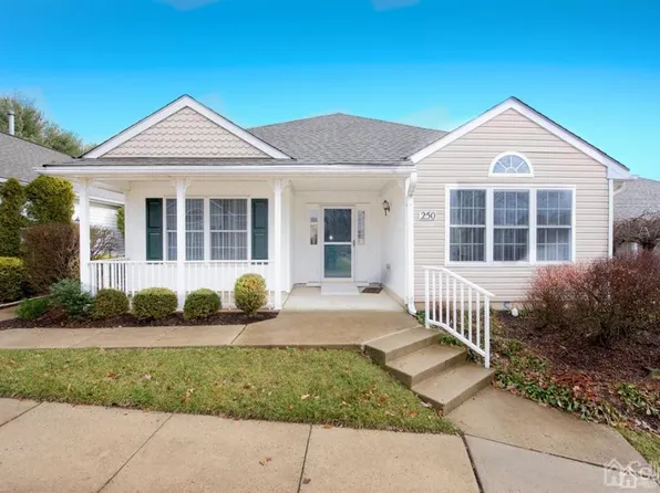 250 Nighthawk Dr, Monroe Township, NJ 08831