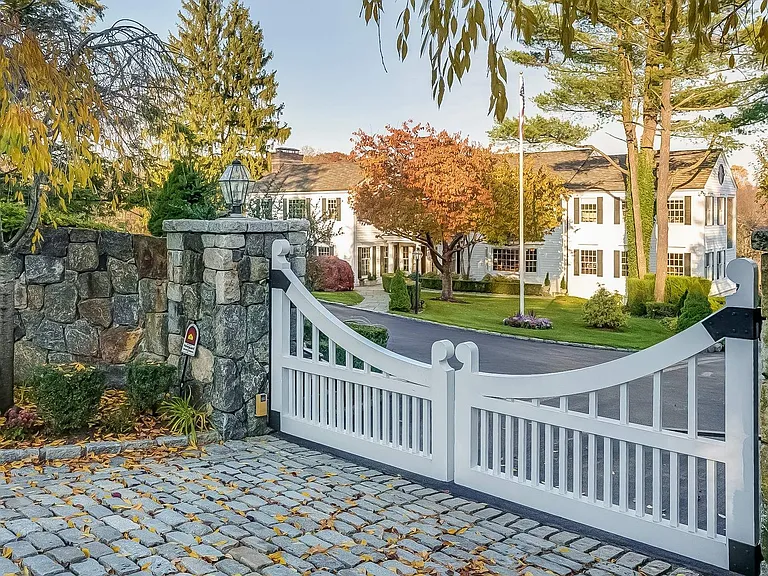 345 Round Hill Rd — Photo 3