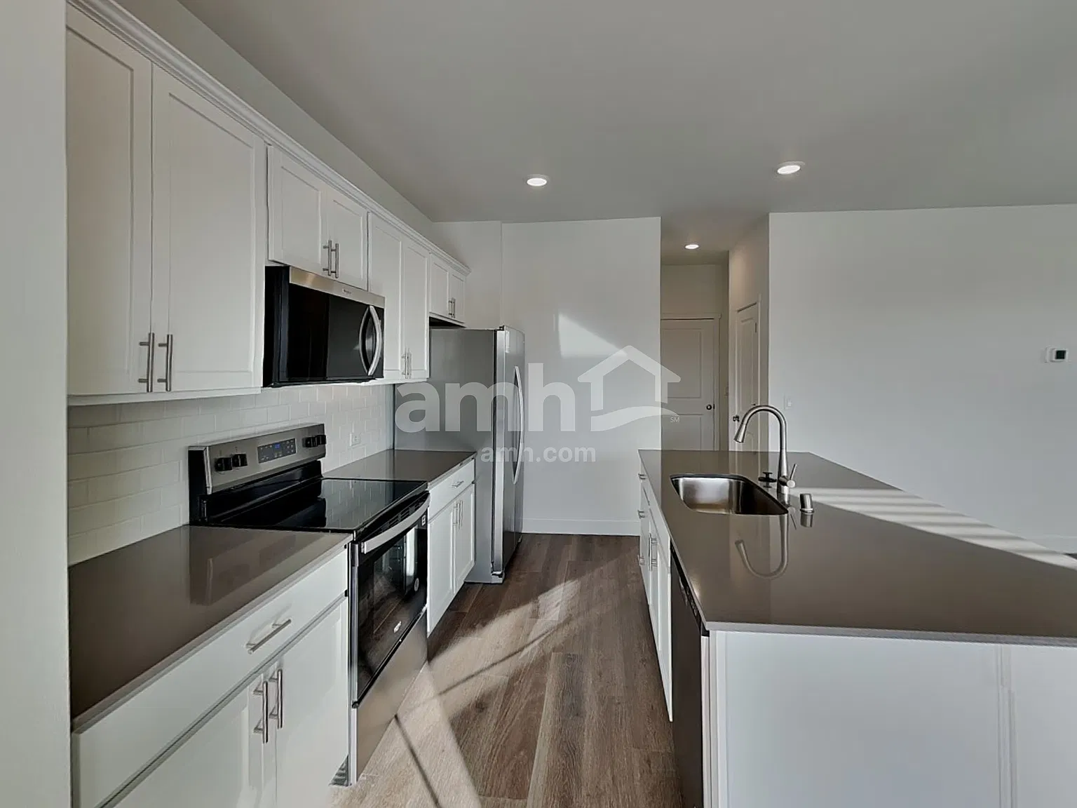 4 bed, 2.5 bath, 1978 sqft, $3,570 — Photo 3