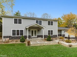 13 Ashbury Ln, Barrington, IL 60010