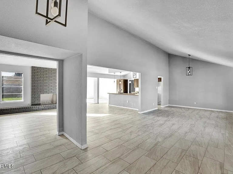 3709 Roslyn Dr — Photo 3