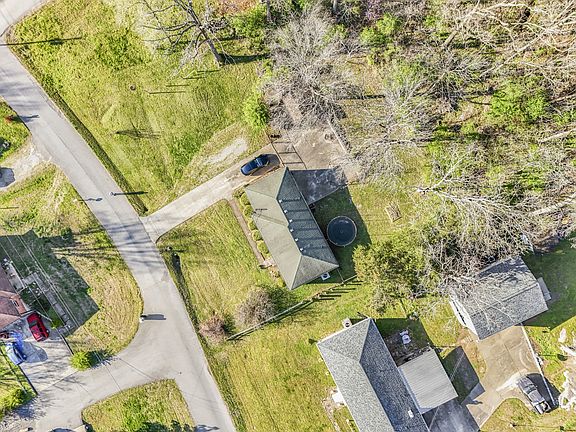 5th image of 375 Spring Valley Dr