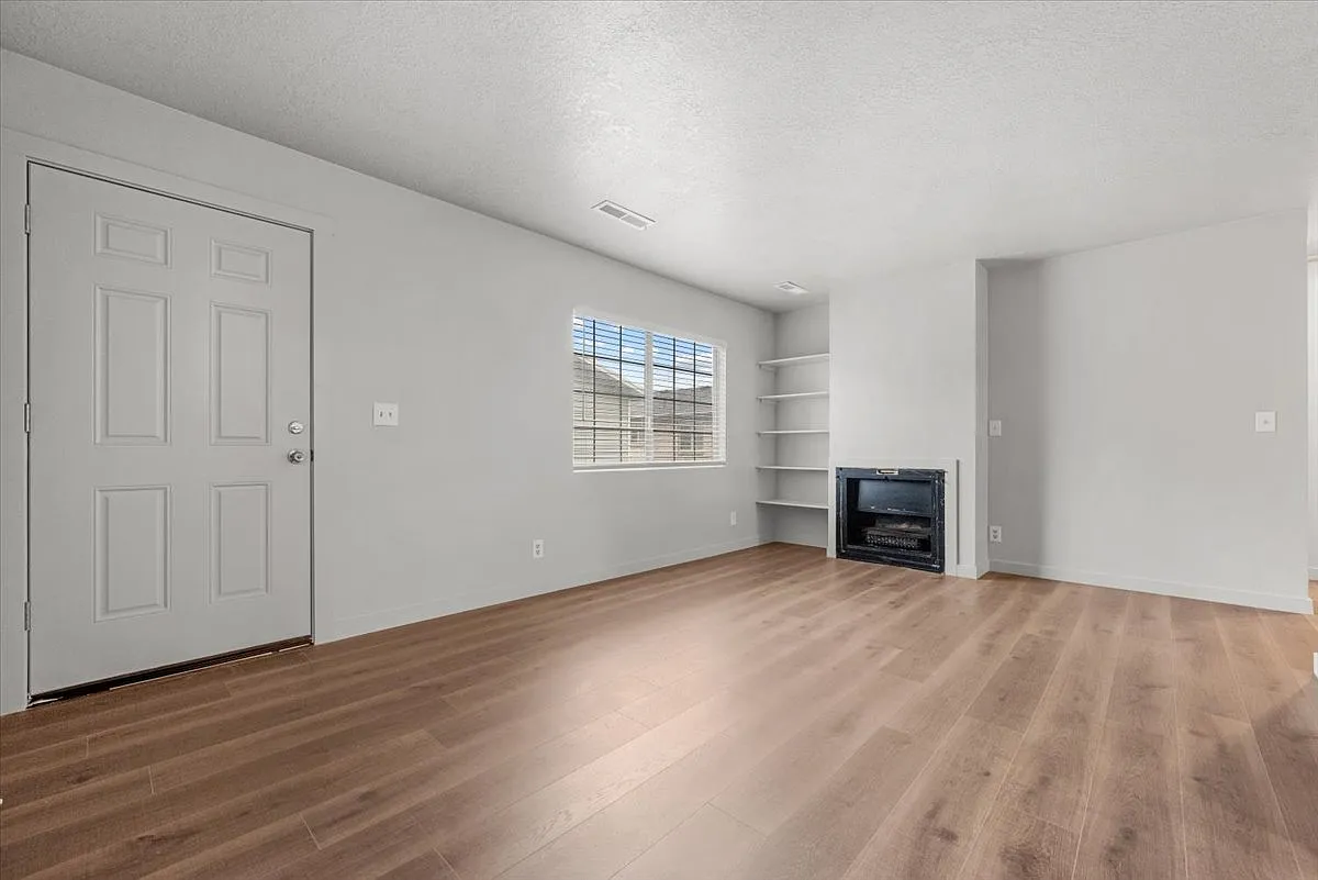 2 bed, 900 sqft, $1,199 — Photo 3