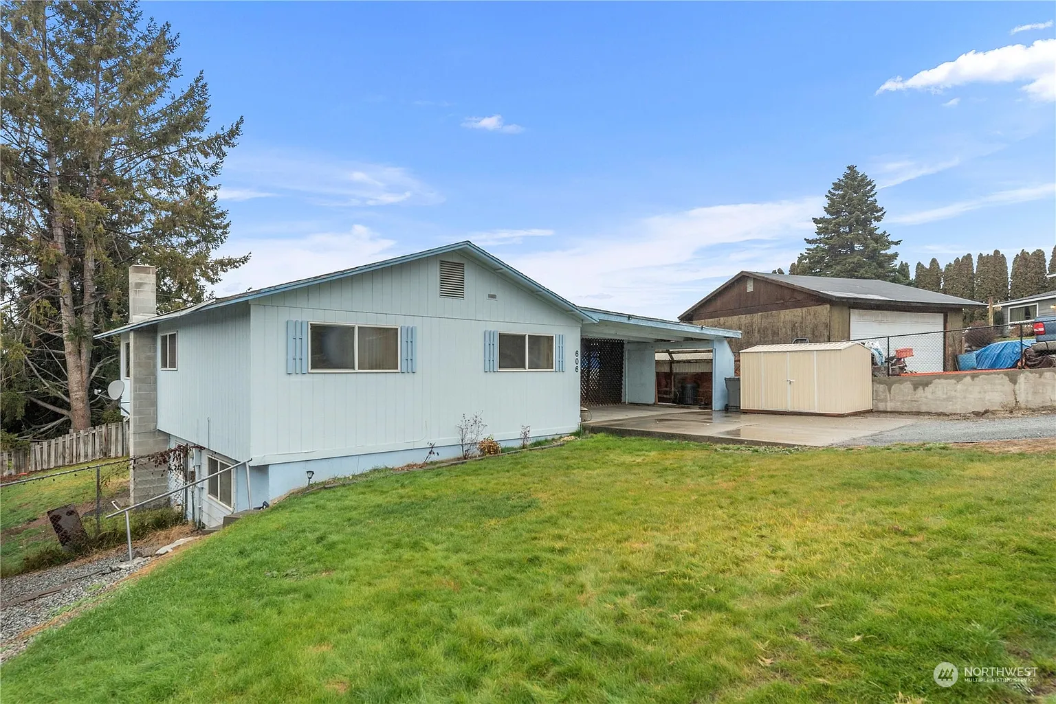 606 Lacey Place NE photo 1