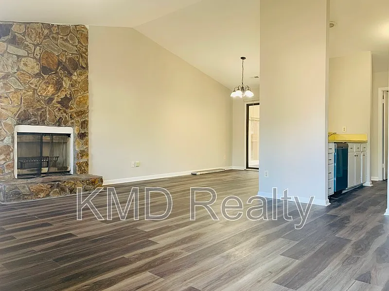 3 bed, 2.0 bath, 1493 sqft, $1,745 — Photo 4