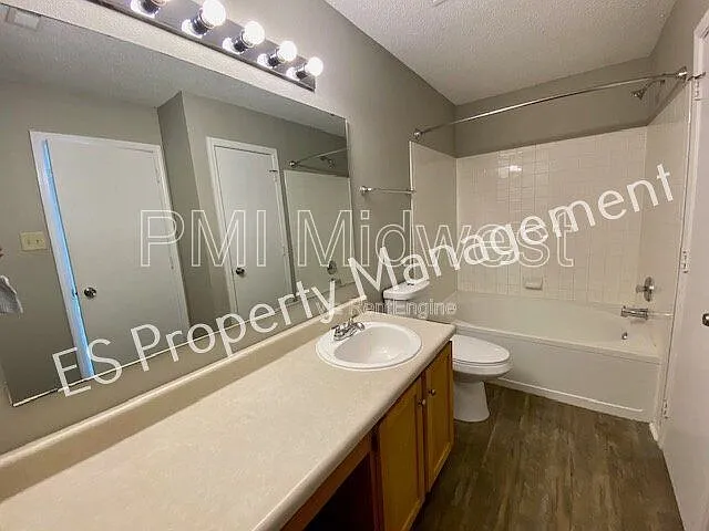 10902 Glenayr Dr — Photo 17