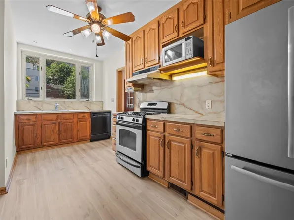 140 Van Cortlandt Park S image 7 of 26