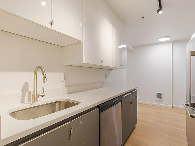 Kearney Court Apartments — Photo 9
