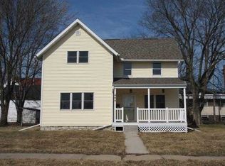 404 E Fayette St, Manchester, IA 52057