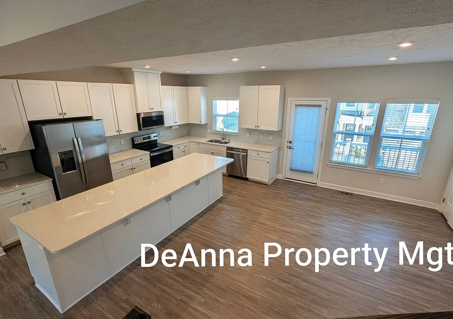 Luxury 3 bedroom Townhome — Photo 4