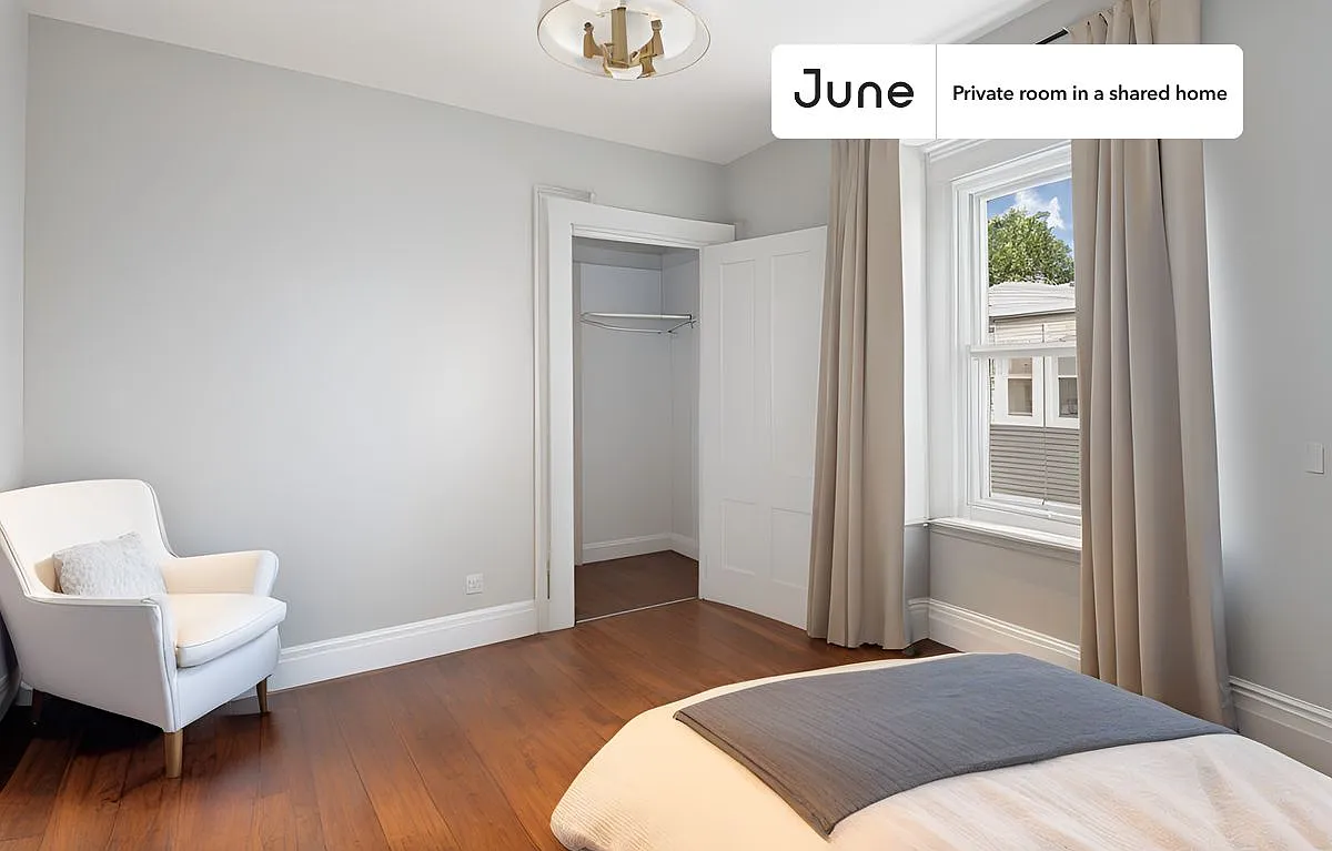 Queen bedroom in 4 bed/2.5 bath home in Allston #585 C — Photo 1