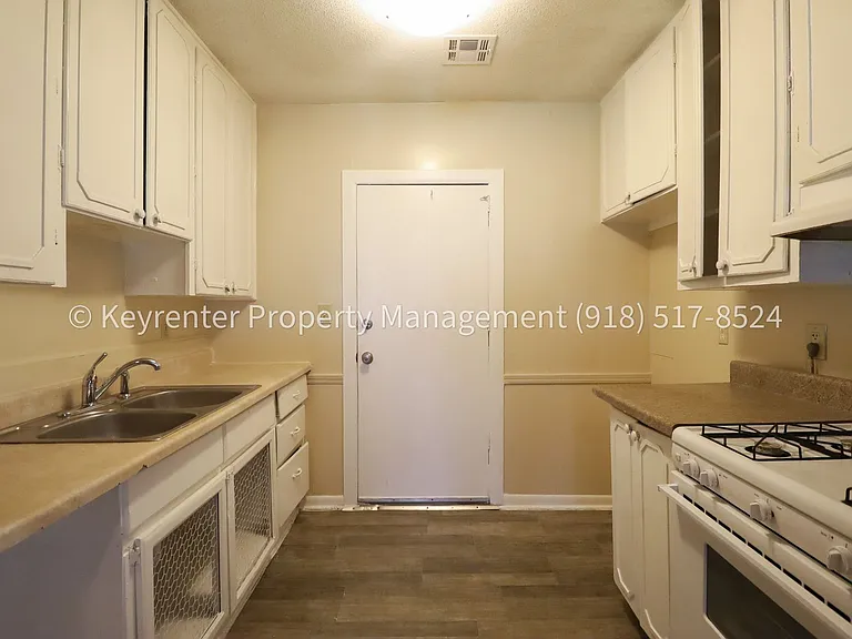 1928 N Columbia Pl — Photo 9