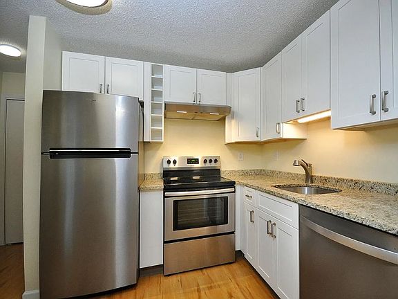 4th image of 1700 Farmington Ave APT B