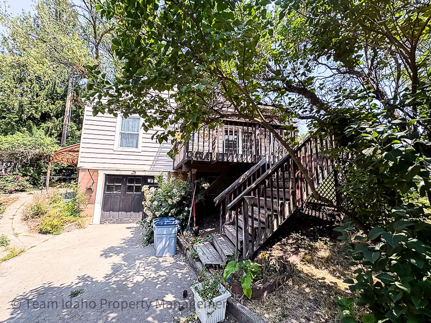 Darling Single Family Home on a Large Corner Lot — Photo 4