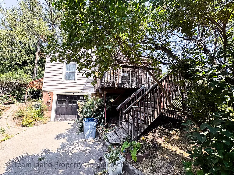 1203 Logan St — Photo 4