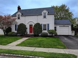 11 Pilgrim Dr, Cranston, RI 02905