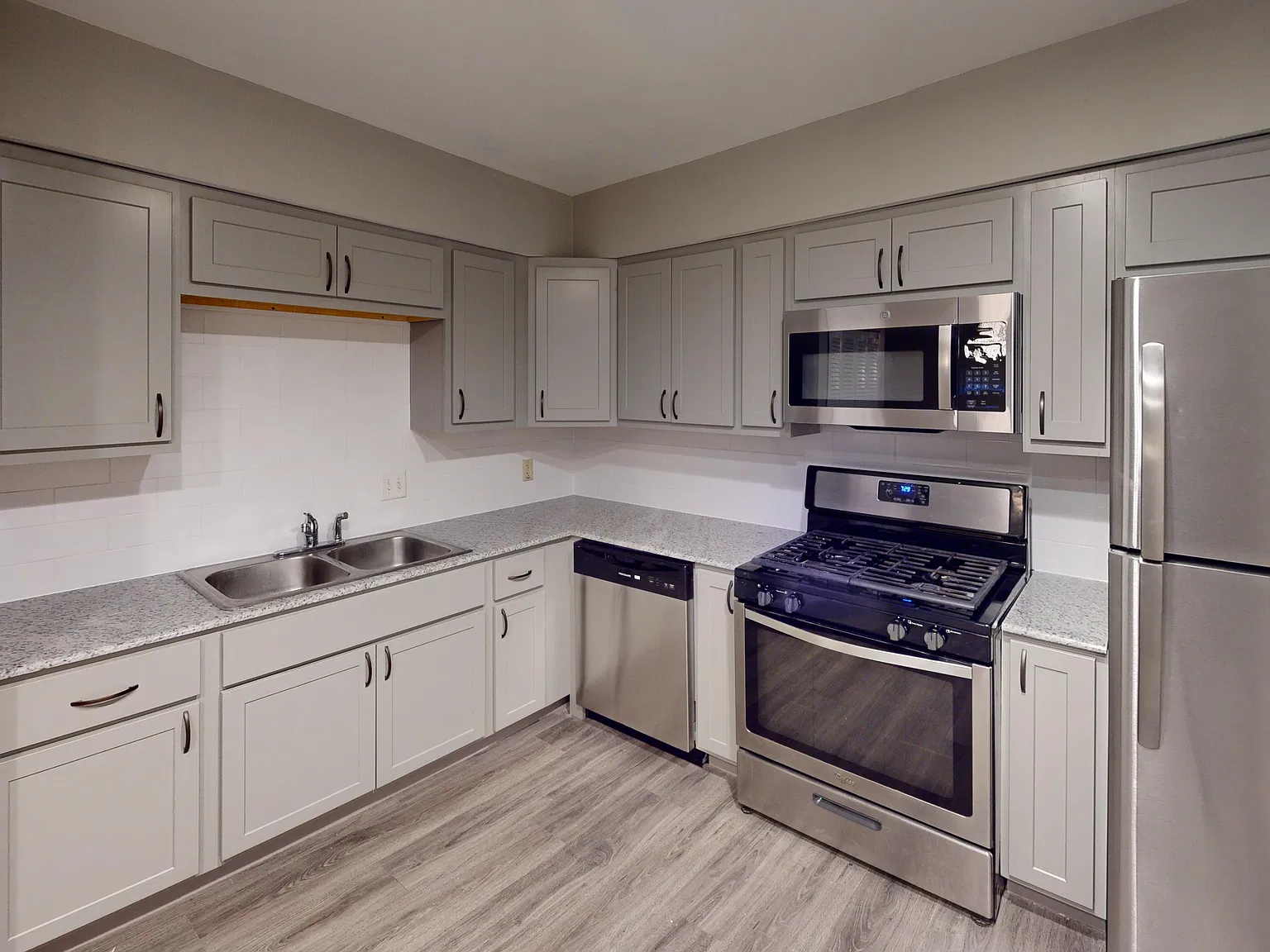 5 bed, $2,500 — Photo 1