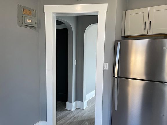 4th image of 19 1st St Floor 1