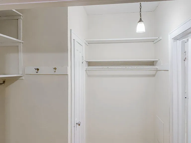 428-36 W. Surf — Photo 11
