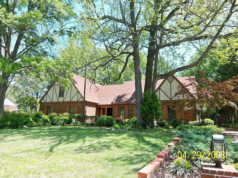 Front of 5 BR home - POOL! renovated kitchen