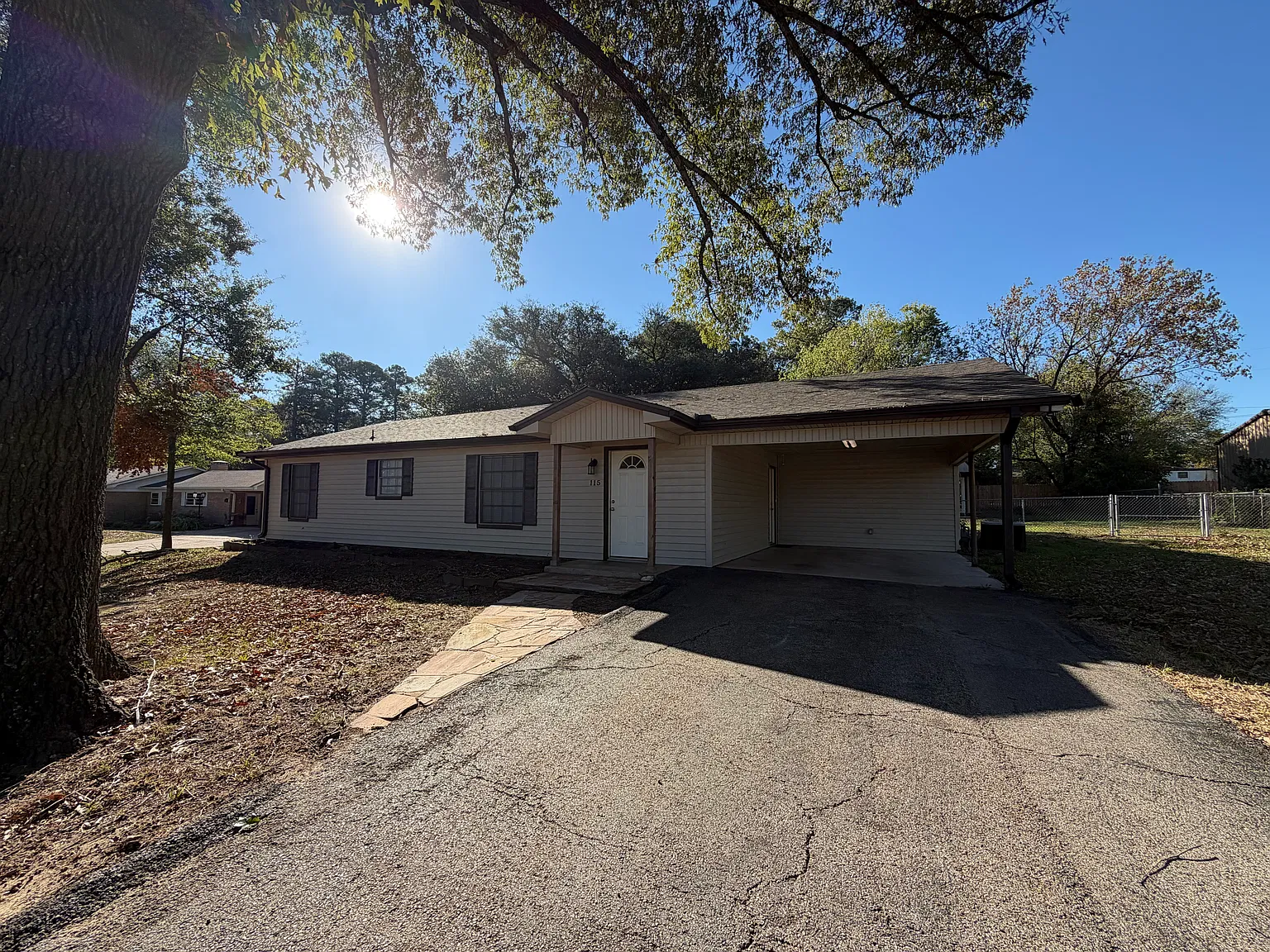 3 bed, 1.5 bath, 1472 sqft, $1,795 — Photo 2