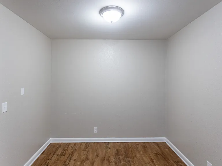 Newly Renovated Oak View Apartments — Photo 13