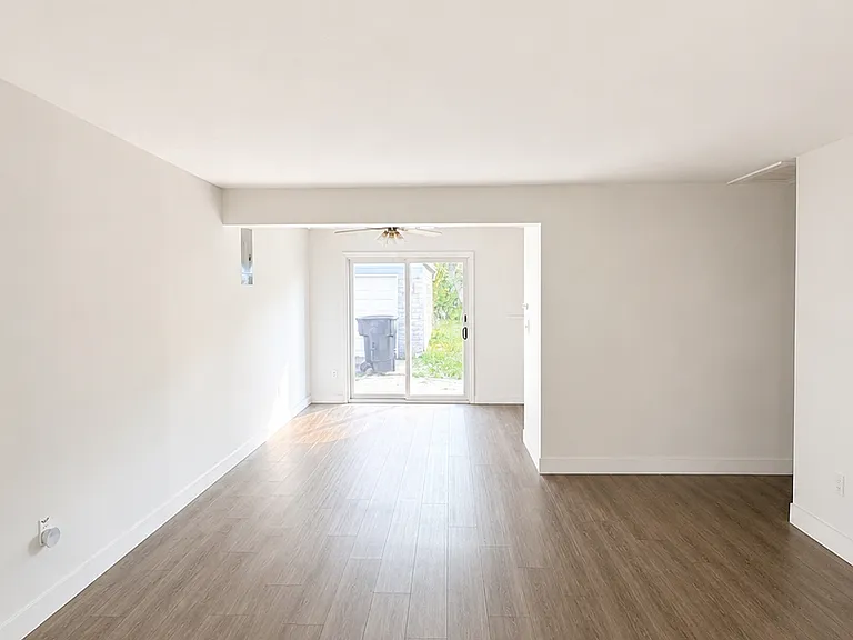 220 Sherwood Dr — Photo 4