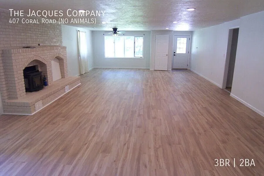 Newly Remodeled 3 Bedroom 2 Bath 2 Car Garage on 3 Acres just 30 minutes north of Branson — Photo 4