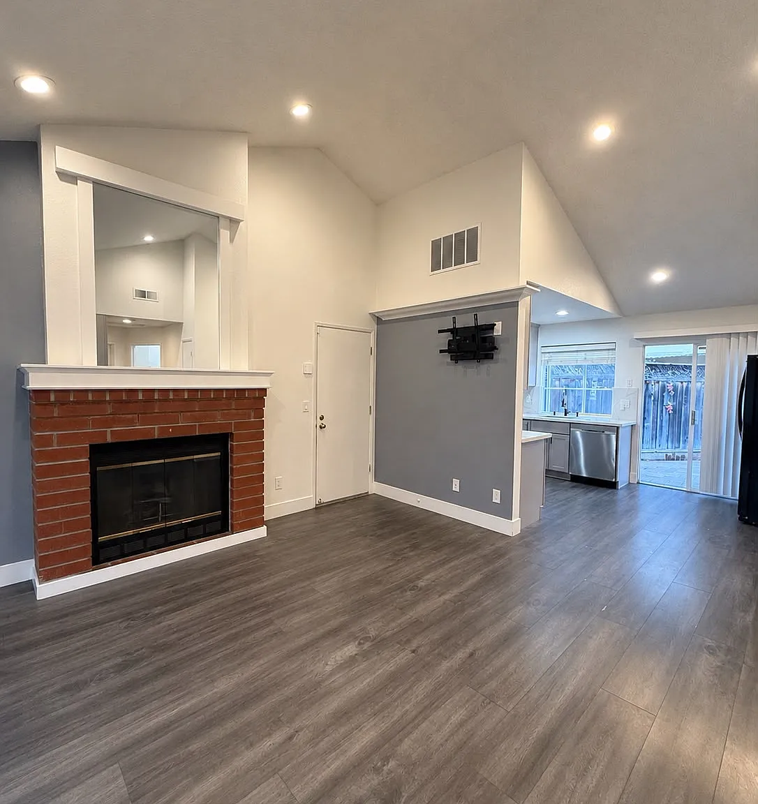 2 bed, 881 sqft, $3,800 — Photo 3
