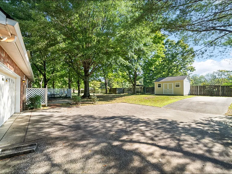 619 Chesterfield Cir — Photo 41