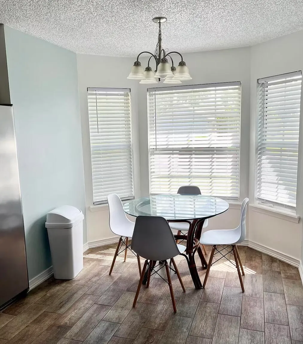 3 bed, 2.0 bath, 1386 sqft, $2,400 — Photo 3