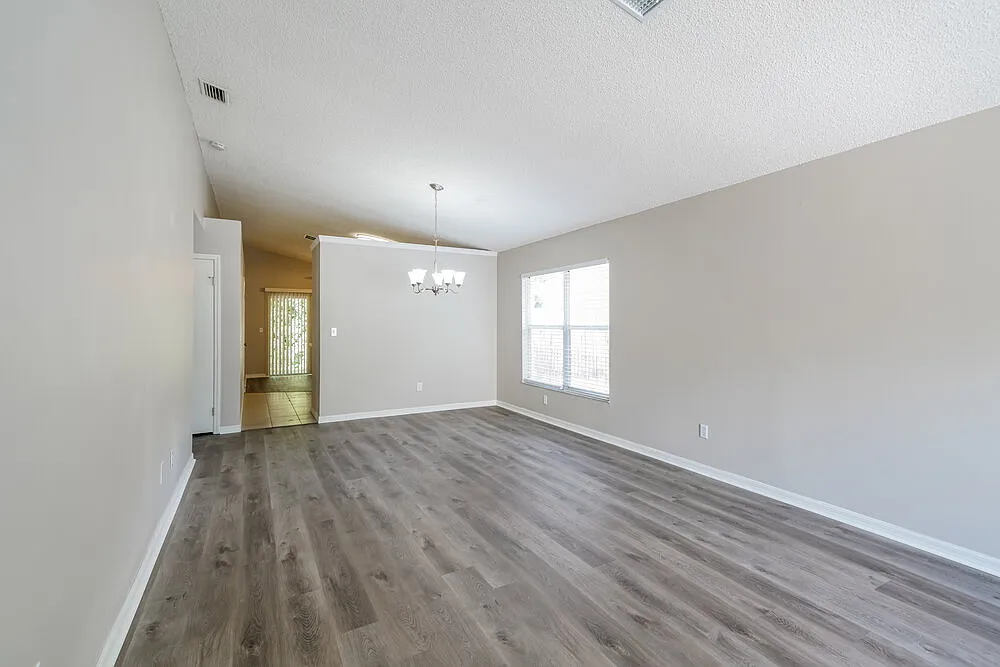 3 bed, 2.0 bath, 1384 sqft, $2,380 — Photo 3