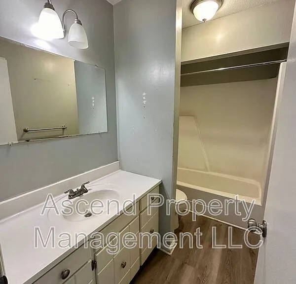 2410 Lyndon Ave #8 — Photo 8