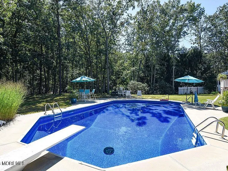 14 Bittersweet Dr — Photo 40