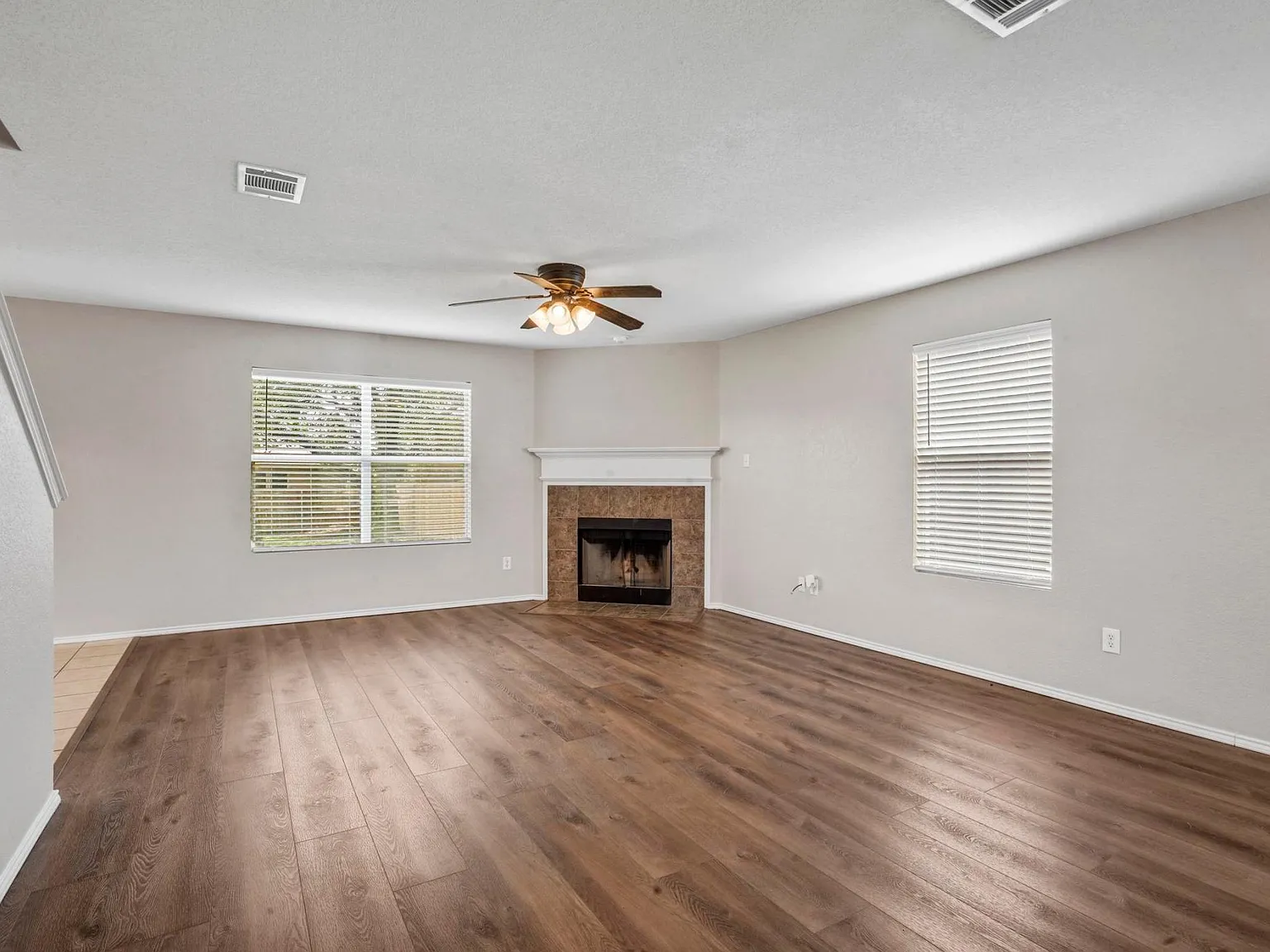 3 bed, 2.5 bath, 2036 sqft, $2,125 — Photo 3