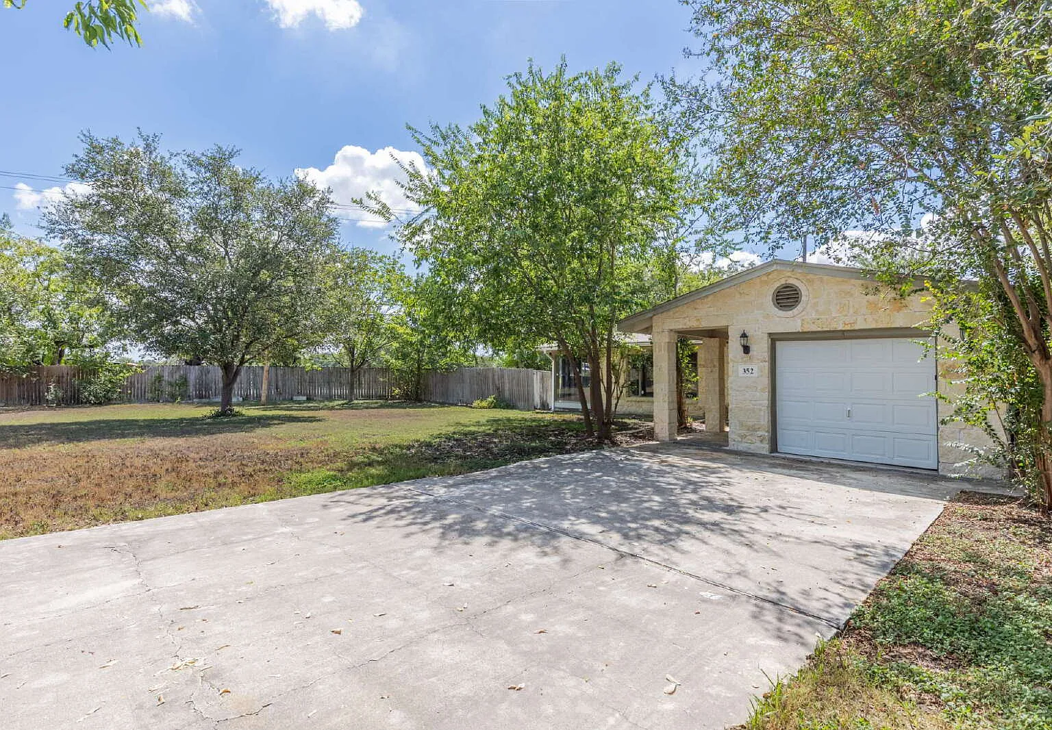 3 bed, 3.0 bath, 1892 sqft, $1,895 — Photo 2