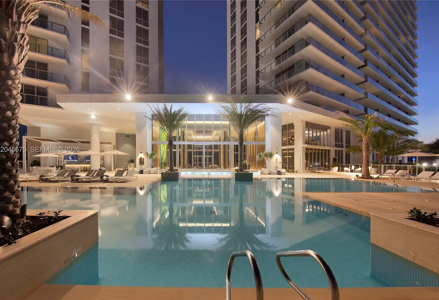 The Harbour North Condo — Photo 1