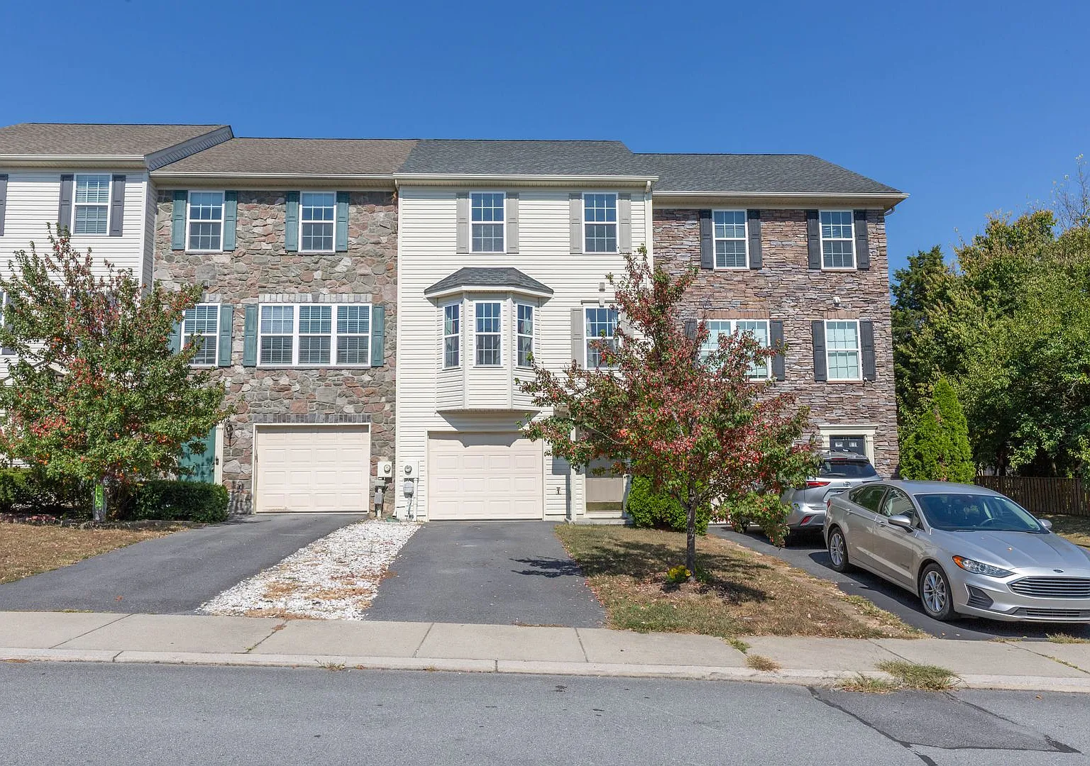 3 Bed, 2 Full/2 Half Bath, Townhome in Martinsburg, WV — Photo 2